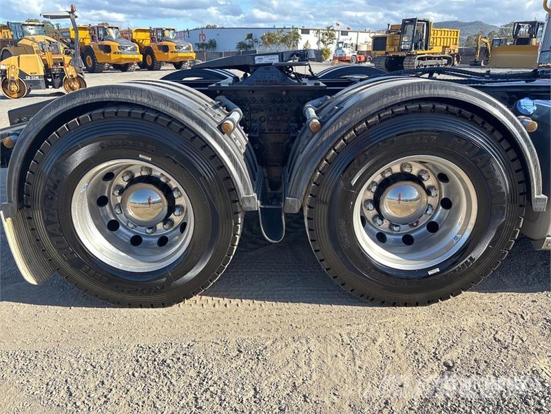 Volvo FH16 Globetrotter 6x4 T/A Sleeper Truck Tractor Trekkers