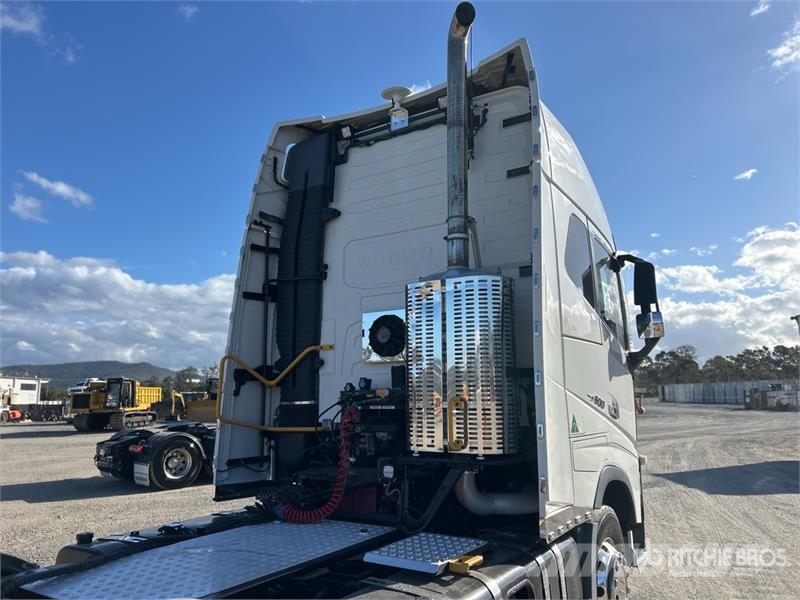 Volvo FH16 Globetrotter 6x4 T/A Sleeper Truck Tractor Trekkers