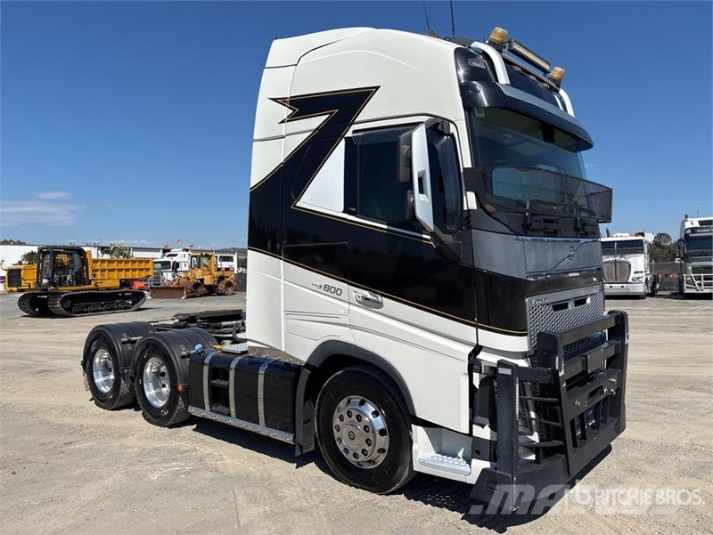 Volvo FH16 Globetrotter 6x4 T/A Sleeper Truck Tractor Vetopöytäautot