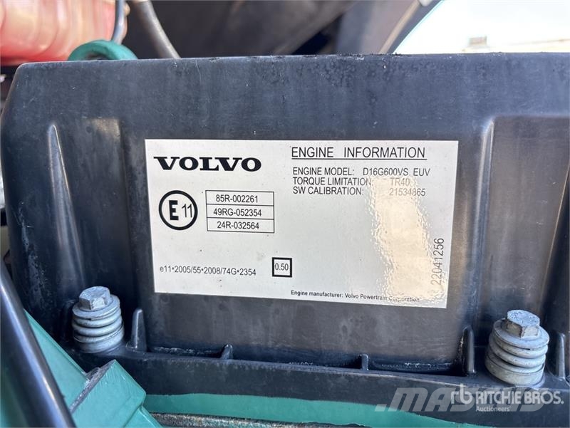 Volvo FH16 Globetrotter 6x4 T/A Sleeper Truck Tractor Vetopöytäautot