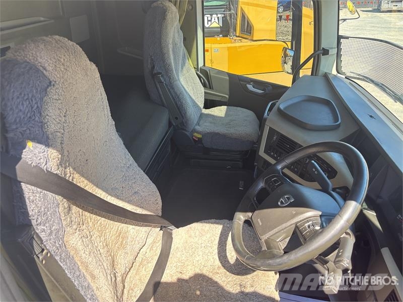 Volvo FH16 Globetrotter 6x4 T/A Sleeper Truck Tractor Vetopöytäautot