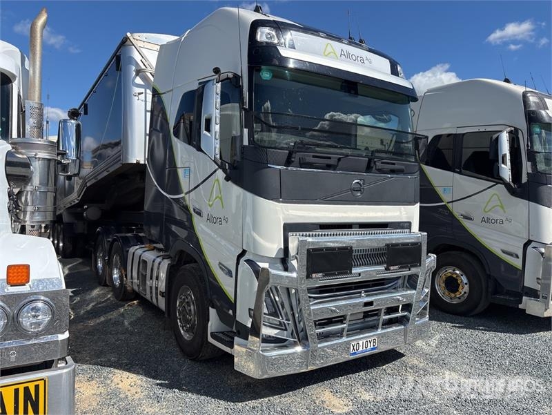Volvo FH16 XXL 700 6x4 T/A Sleeper Truck Tractor Nyergesvontatók