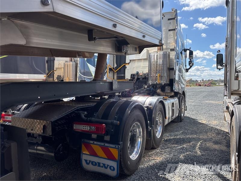 Volvo FH16 XXL 700 6x4 T/A Sleeper Truck Tractor Nyergesvontatók