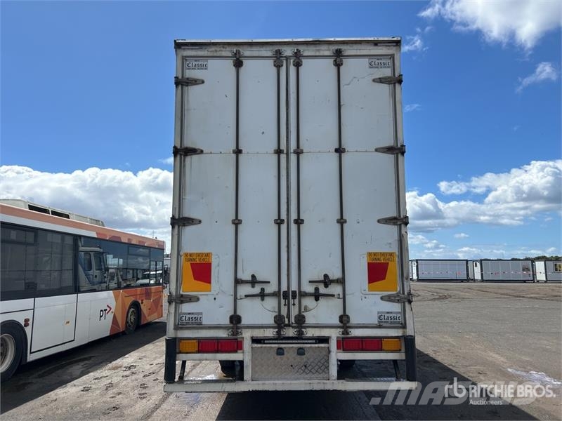 Volvo FL10 4x2 Moving 9670L x 3080H Van Truck Box trucks