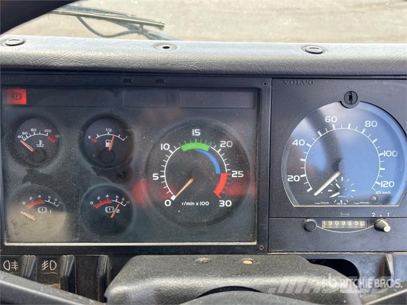Volvo FL10 4x2 Moving 9670L x 3080H Van Truck Box trucks