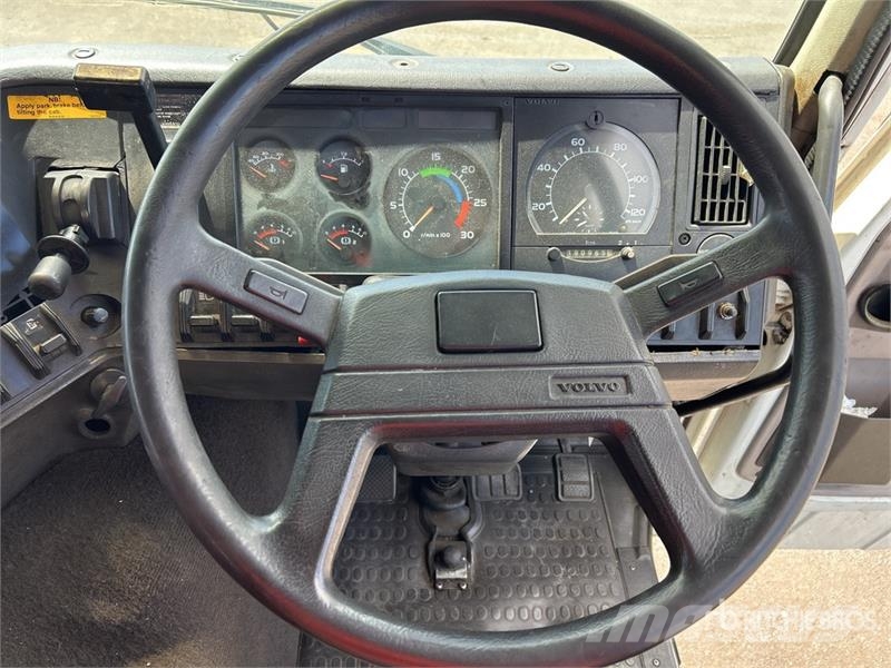 Volvo FL10 4x2 Moving 9670L x 3080H Van Truck Box trucks