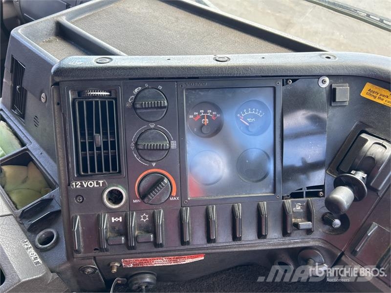 Volvo FL10 4x2 Moving 9670L x 3080H Van Truck Box trucks