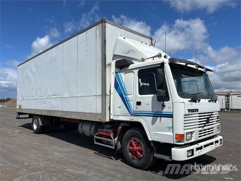 Volvo FL10 4x2 Moving 9670L x 3080H Van Truck Box trucks