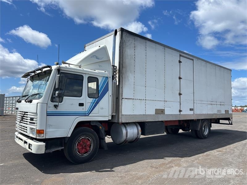 Volvo FL10 4x2 Moving 9670L x 3080H Van Truck Box trucks