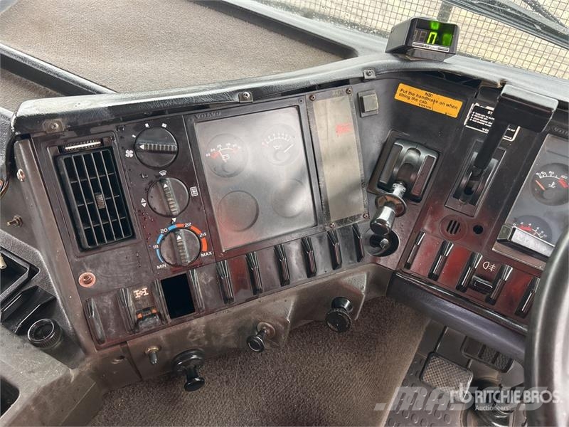 Volvo FL10 6x4 w/1997 Ferrari 718 5.5 t Knuckle Boom Fla 크레인 트럭