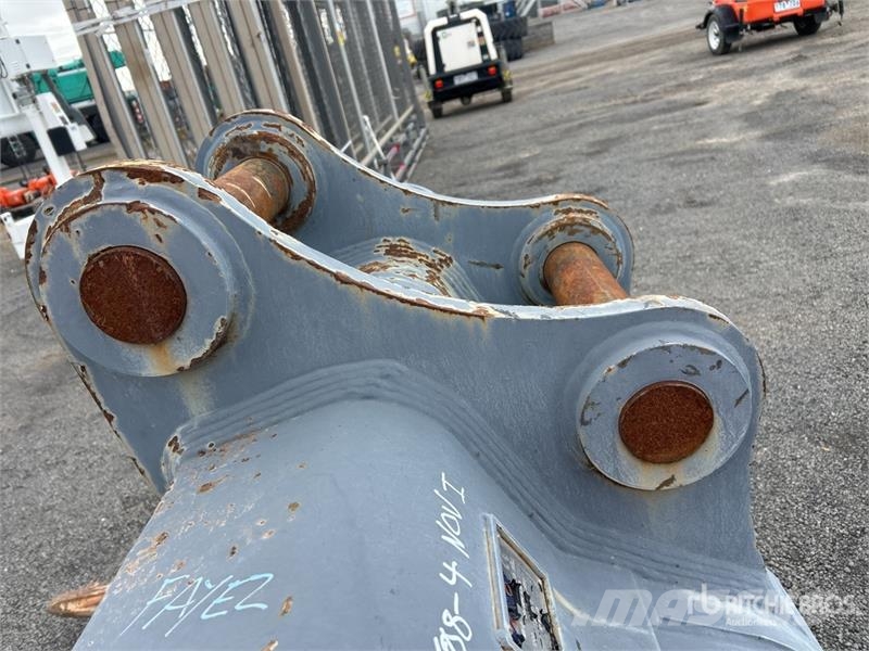 Warrior 1100 mm Digging Excavator Bucket - Fits 20 - 25 to Kanalak