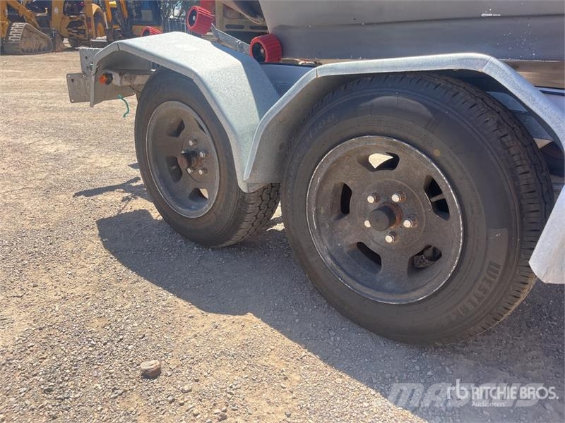 Waterways 14 ft Fishing Boat (Inoperable) w/ Trail زوارق العمل / مراكب شحن