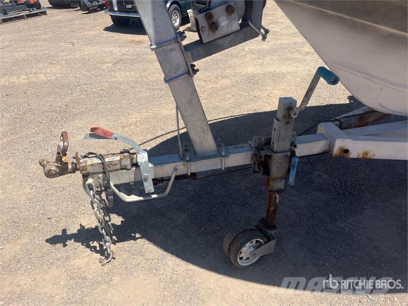 Waterways 14 ft Fishing Boat (Inoperable) w/ Trail زوارق العمل / مراكب شحن