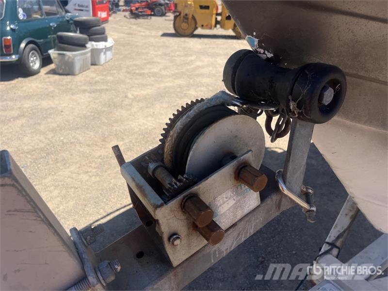 Waterways 14 ft Fishing Boat (Inoperable) w/ Trail زوارق العمل / مراكب شحن