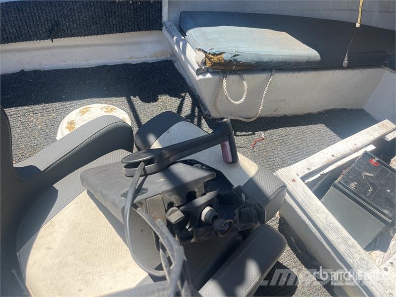 Waterways 14 ft Fishing Boat (Inoperable) w/ Trail زوارق العمل / مراكب شحن