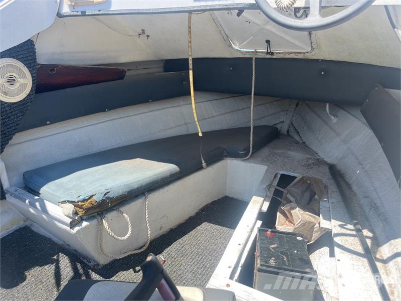 Waterways 14 ft Fishing Boat (Inoperable) w/ Trail زوارق العمل / مراكب شحن