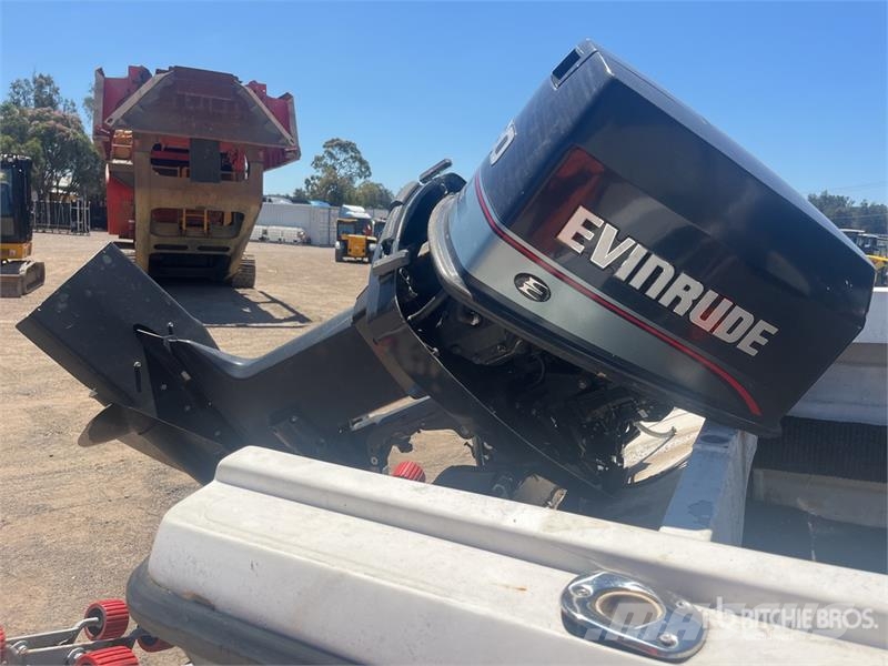Waterways 14 ft Fishing Boat (Inoperable) w/ Trail زوارق العمل / مراكب شحن