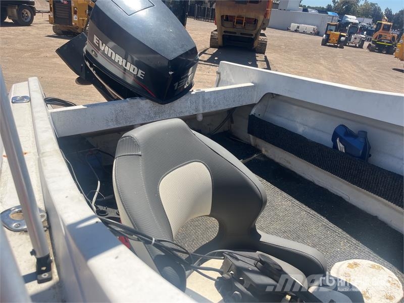 Waterways 14 ft Fishing Boat (Inoperable) w/ Trail زوارق العمل / مراكب شحن