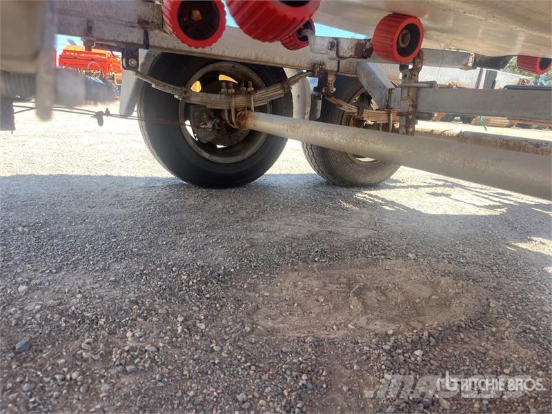 Waterways 14 ft Fishing Boat (Inoperable) w/ Trail زوارق العمل / مراكب شحن