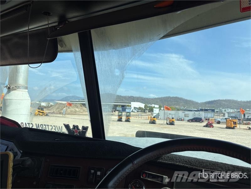 Western Star 4900FXC 6x4 T/A Sleeper Truck Tractor وحدات الجر