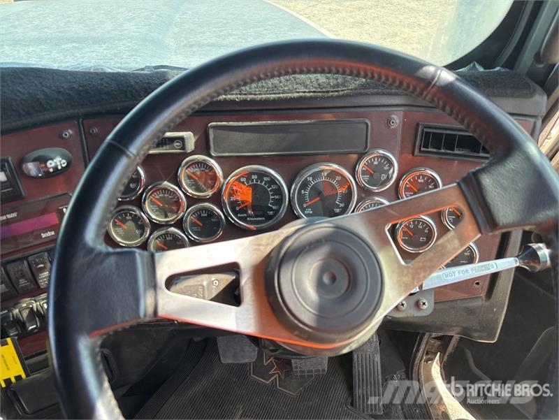 Western Star 4900FXC 6x4 T/A Sleeper Truck Tractor وحدات الجر