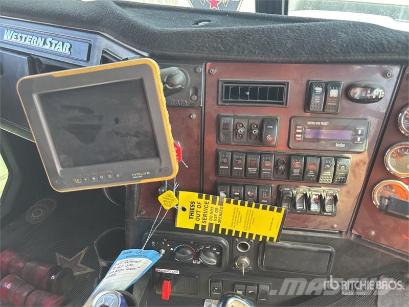 Western Star 4900FXC 6x4 T/A Sleeper Truck Tractor وحدات الجر