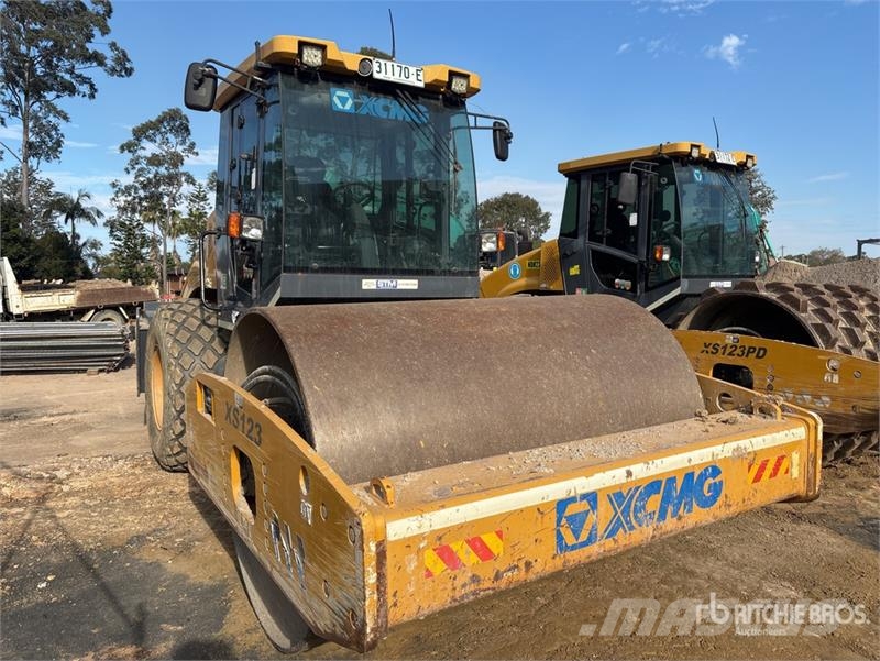 XCMG XS123 Smooth Drum Compactor Egydobos hengerek