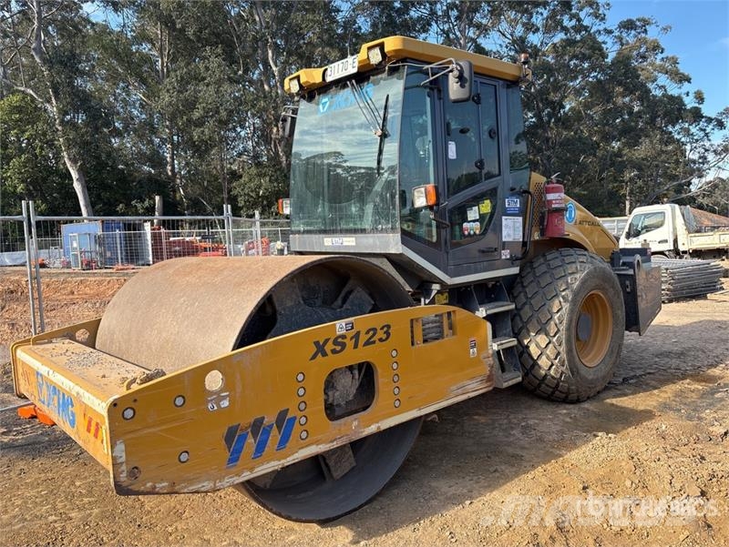 XCMG XS123 Smooth Drum Compactor Egydobos hengerek