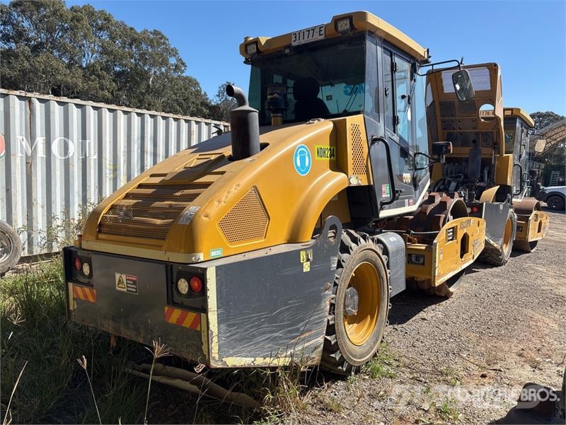 XCMG XS83PD Padfoot Drum Compactor Egydobos hengerek