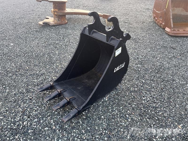 24 in Digging Bucket - Fits John Deere or Hitachi バケット