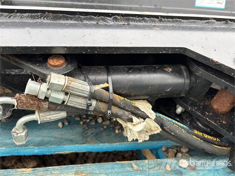 32 in Tilting Mini Excavator Bucket (Unused) دلاء