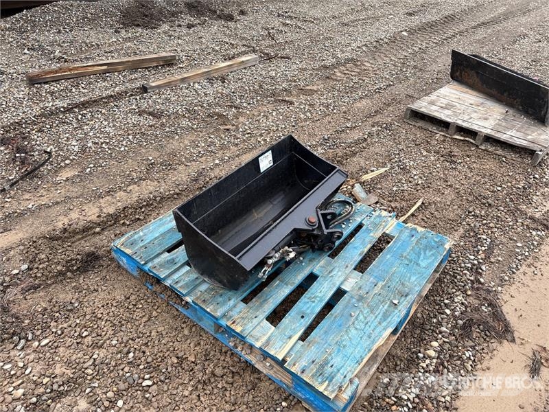 32 in Tilting Mini Excavator Bucket (Unused) دلاء