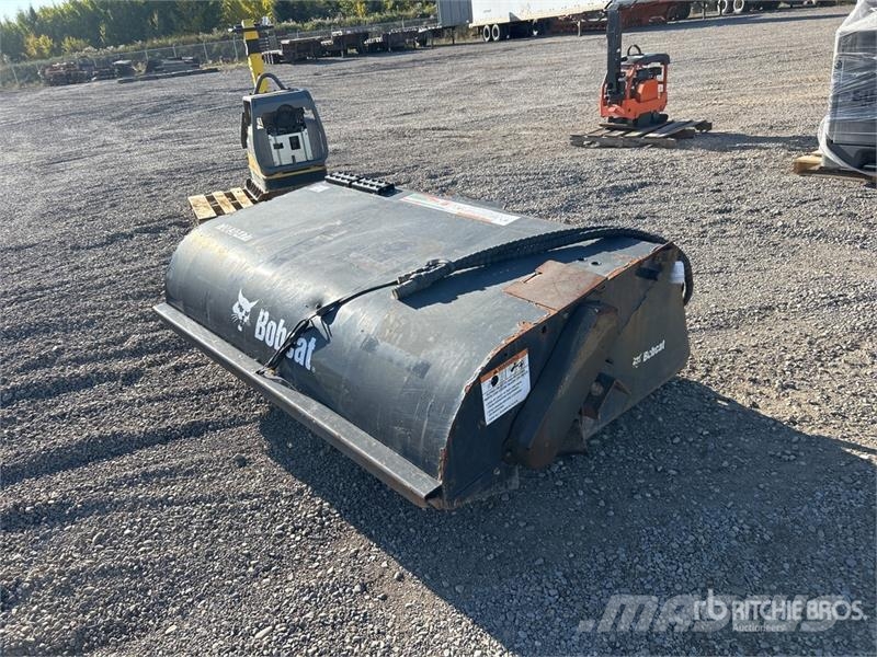  73 in Skid Steer Sweeper Balayeuse / Autolaveuse