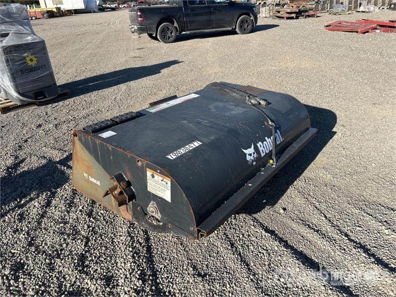  73 in Skid Steer Sweeper Balayeuse / Autolaveuse