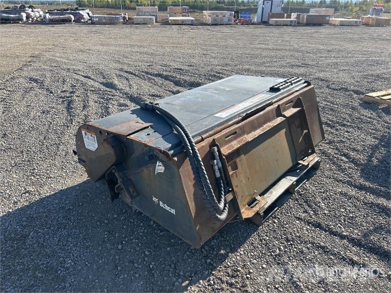 73 in Skid Steer Sweeper Balayeuse / Autolaveuse