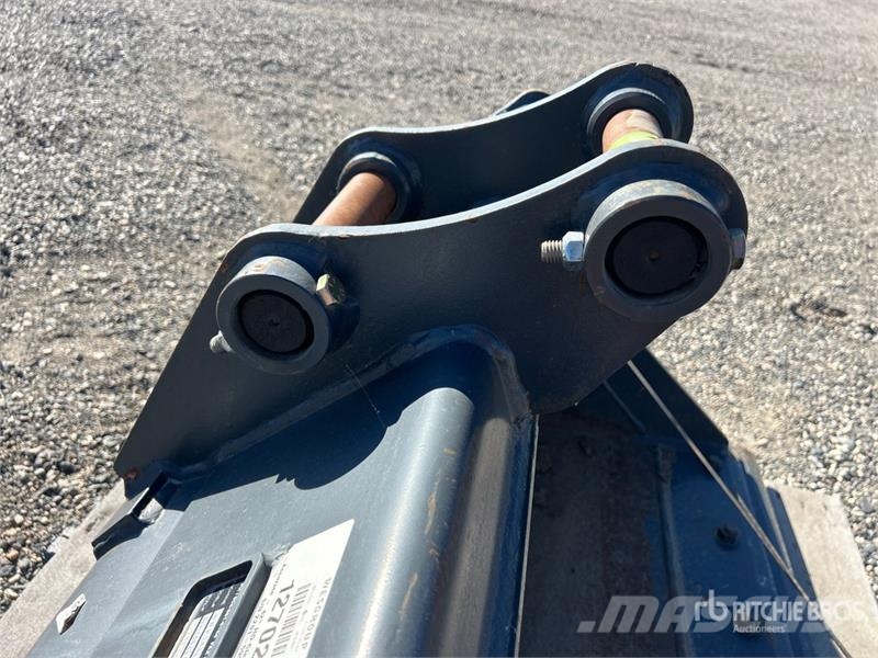 Accurate Fabricating 42 in Cleanup Excavator Bucket (Unused) Cucharones