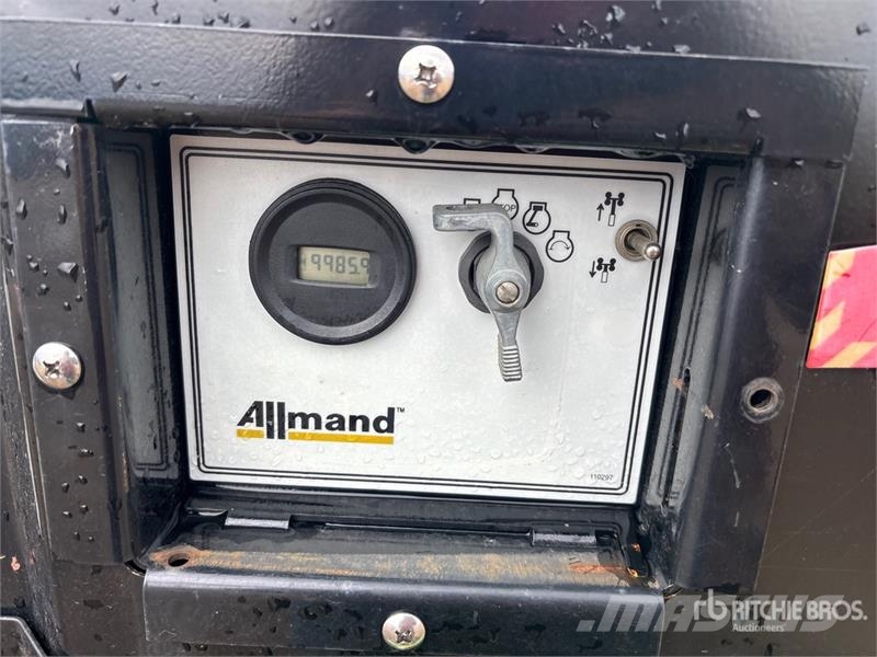Allmand Night-Lite V-Series 8 kW Light Tower 照明燈