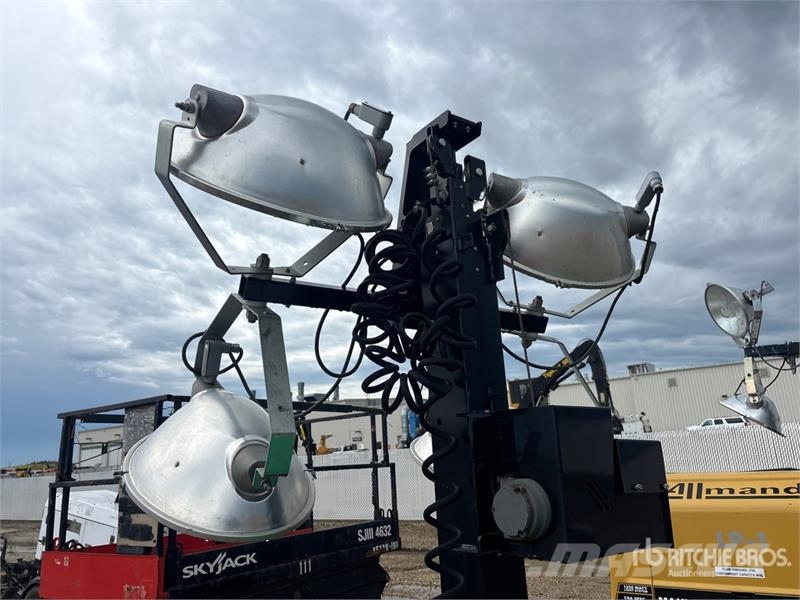 Allmand Night-Lite V-Series 8 kW Light Tower 照明燈