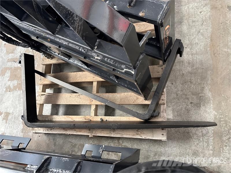 Arteer RPT-42L 48 in RotatIng Hydraulic Skid Steer Forks Vilice