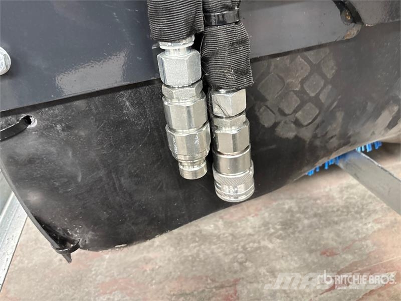 Arteer SS-72W 72 in Skid Steer Sweeper (Unused) Bürsten