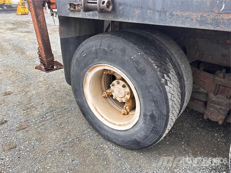 Atlas 6391 lb Knuckle Boom on Interntional F2574 6x4 Boo Kranbilar