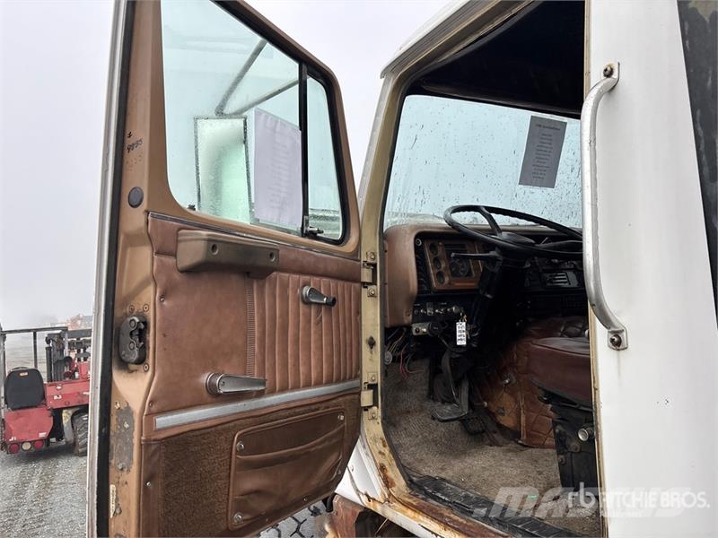 Atlas 6391 lb Knuckle Boom on Interntional F2574 6x4 Boo Kranbilar