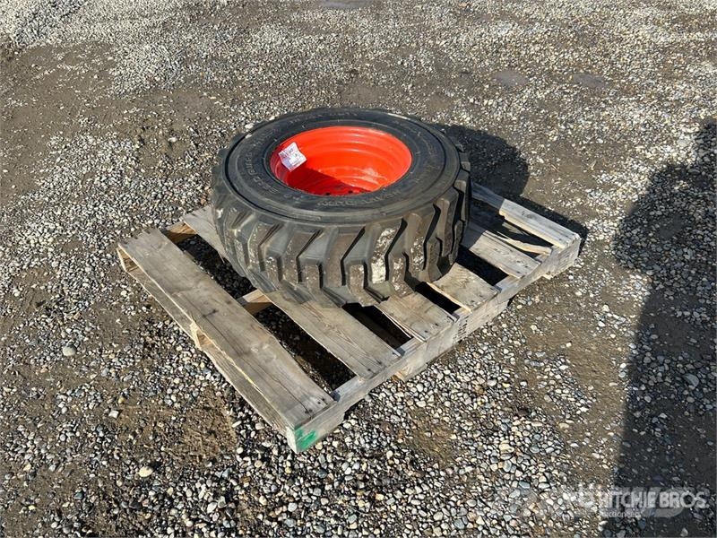 Bobcat 12-16.5 HD R Tires (Unused) Dekk, hjul og felger