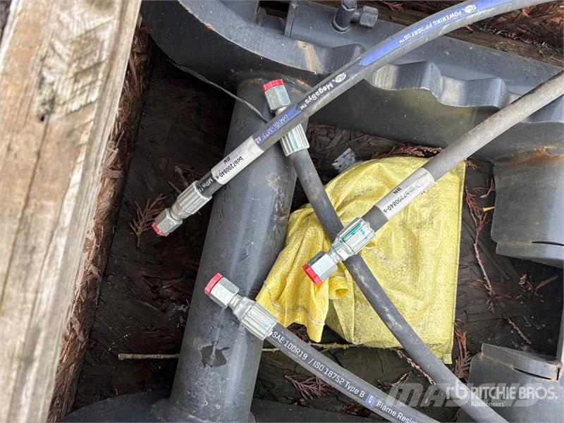Bobcat 32 in Hydraulic Excavator Thumb Žlice