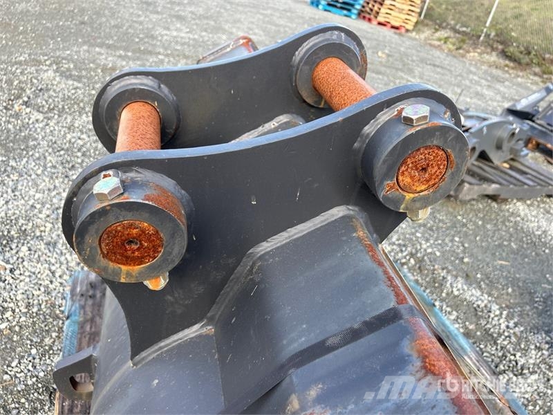 Bobcat 48 in Cleanup Excavator Bucket (Unused) Godet