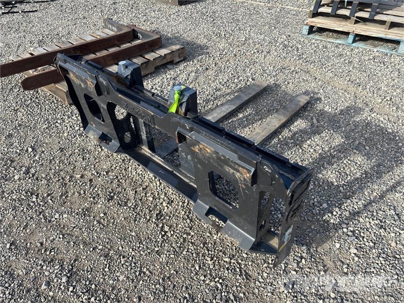 Bobcat 48 in Skid Steer Fork Attachment (Unused) Šakės