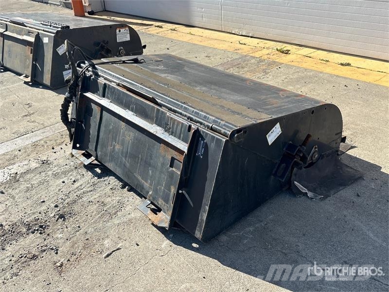 Bobcat 60 in Skid Steer Sweeper Bürsten