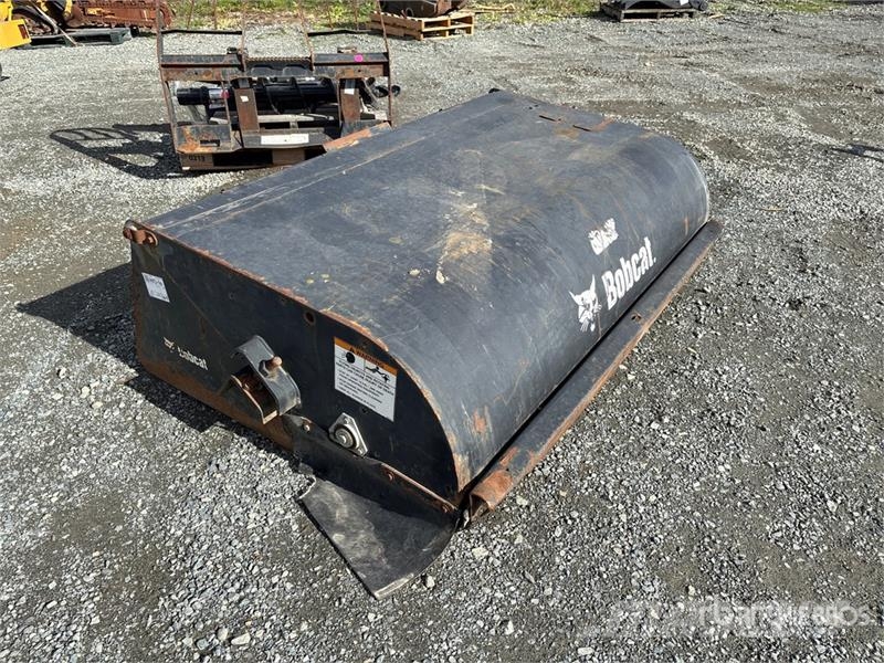 Bobcat 72 in Skid Steer Sweeper Kefék