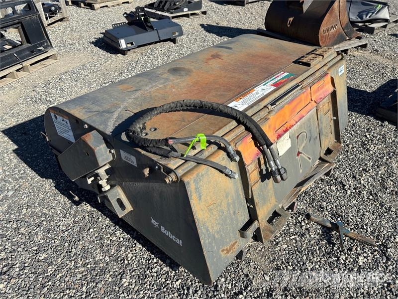 Bobcat 72 in Skid Steer Sweeper Щітки