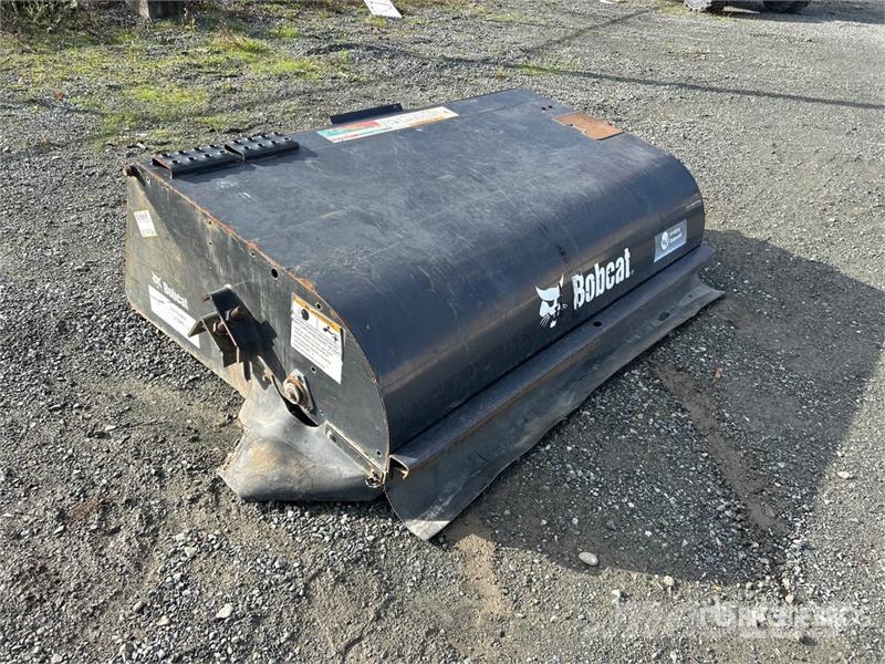 Bobcat 72 in Skid Steer Sweeper Щітки